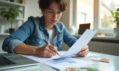 Jeune professionnel calculant ses impots au bureau lumineux
