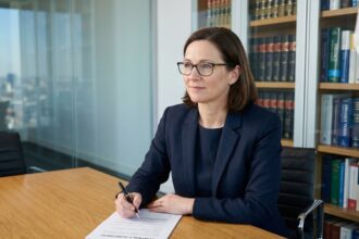 Femme d affaires en costume navy examine un document