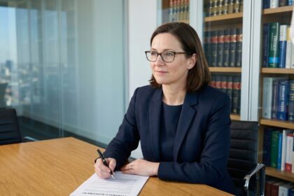 Femme d affaires en costume navy examine un document