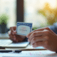 Personne tenant une carte de sécurité sociale partiellement visible